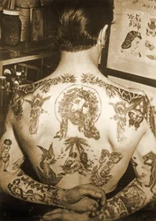 Hombre tatuado